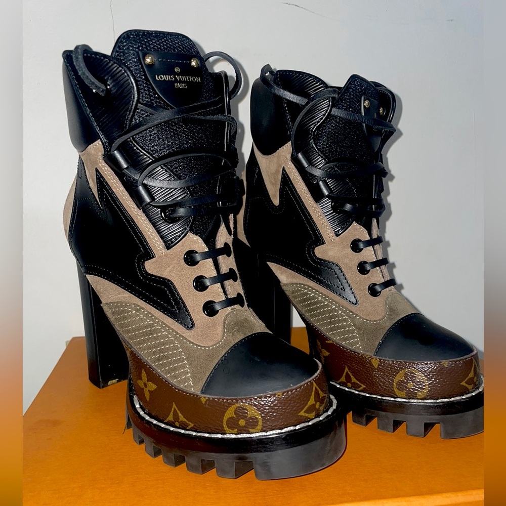 Worn once! In perfect condition. Ask for more pictures!